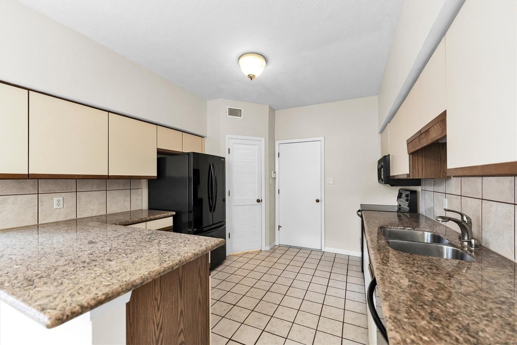109 W 10th Street W - Photo 9