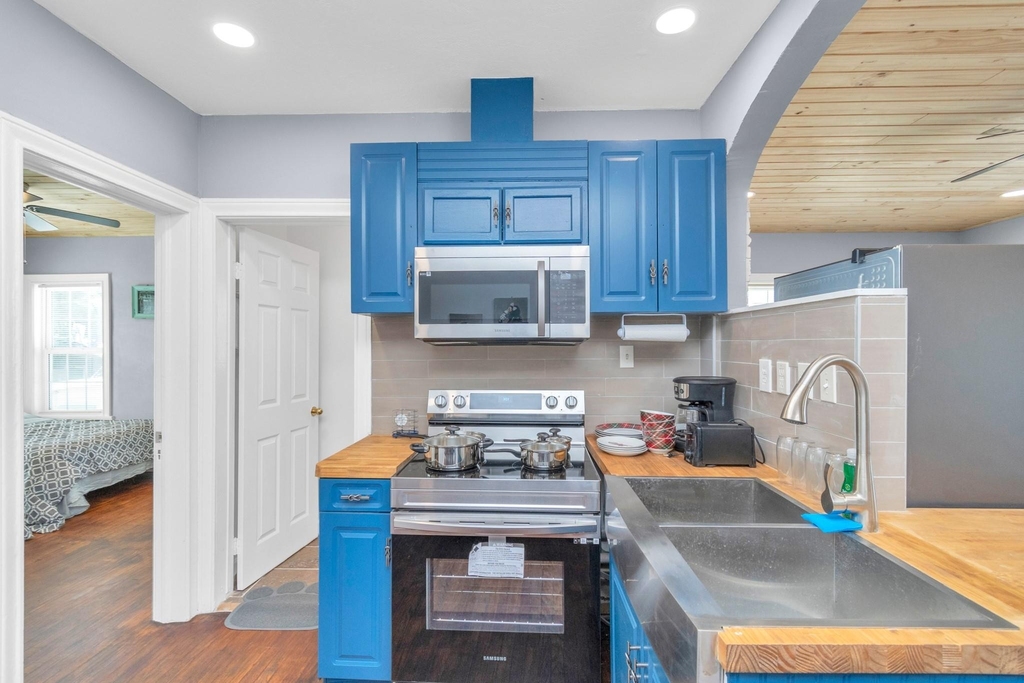 915 8th Street - Photo 18