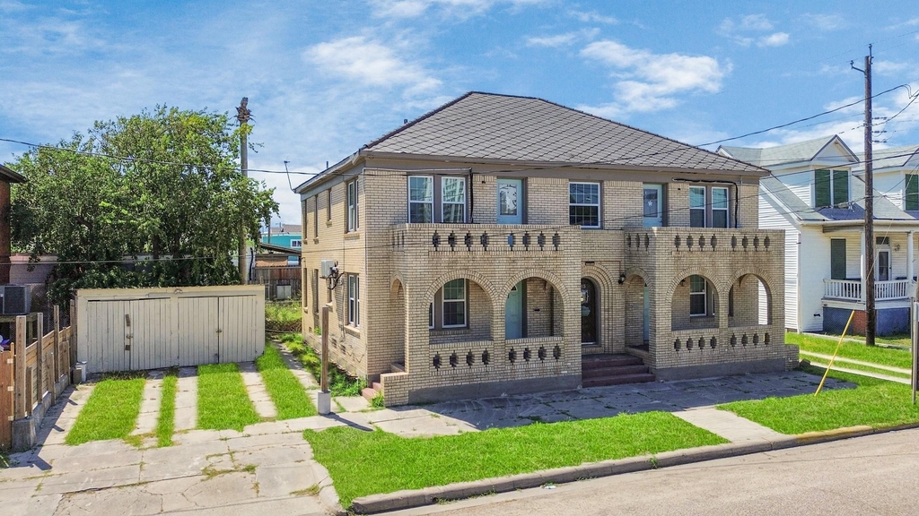 915 8th Street - Photo 3