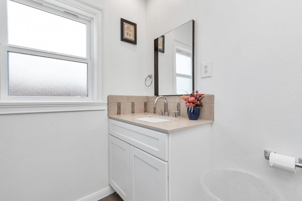 915 8th Street - Photo 31