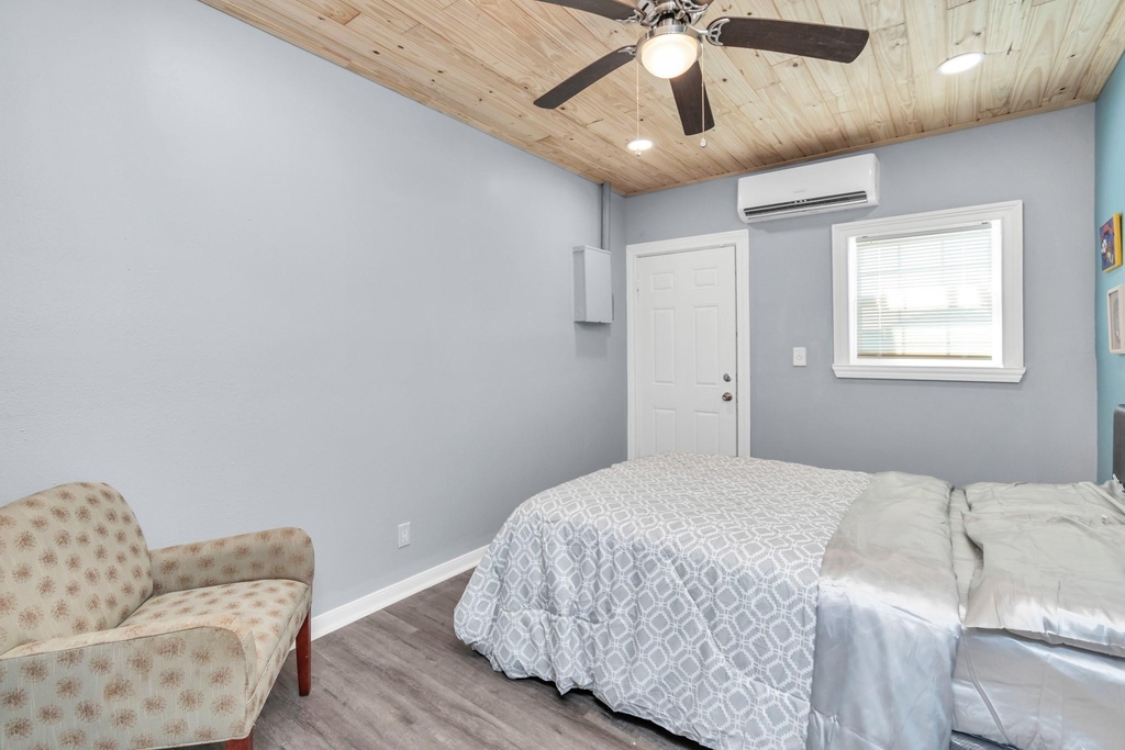 915 8th Street - Photo 36