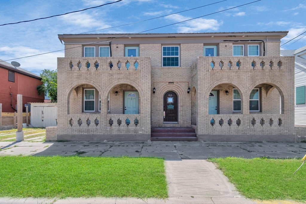 915 8th Street - Photo 0