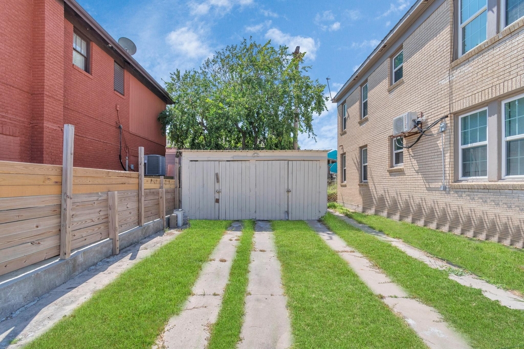915 8th Street - Photo 6