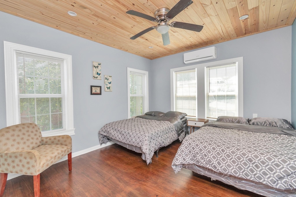 915 8th Street - Photo 38