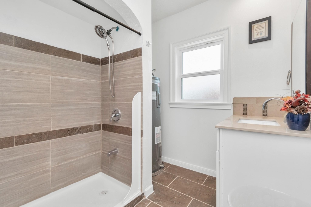 915 8th Street - Photo 40