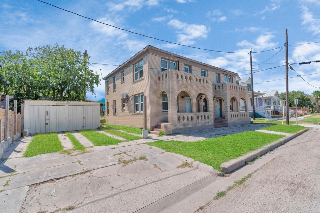915 8th Street - Photo 4