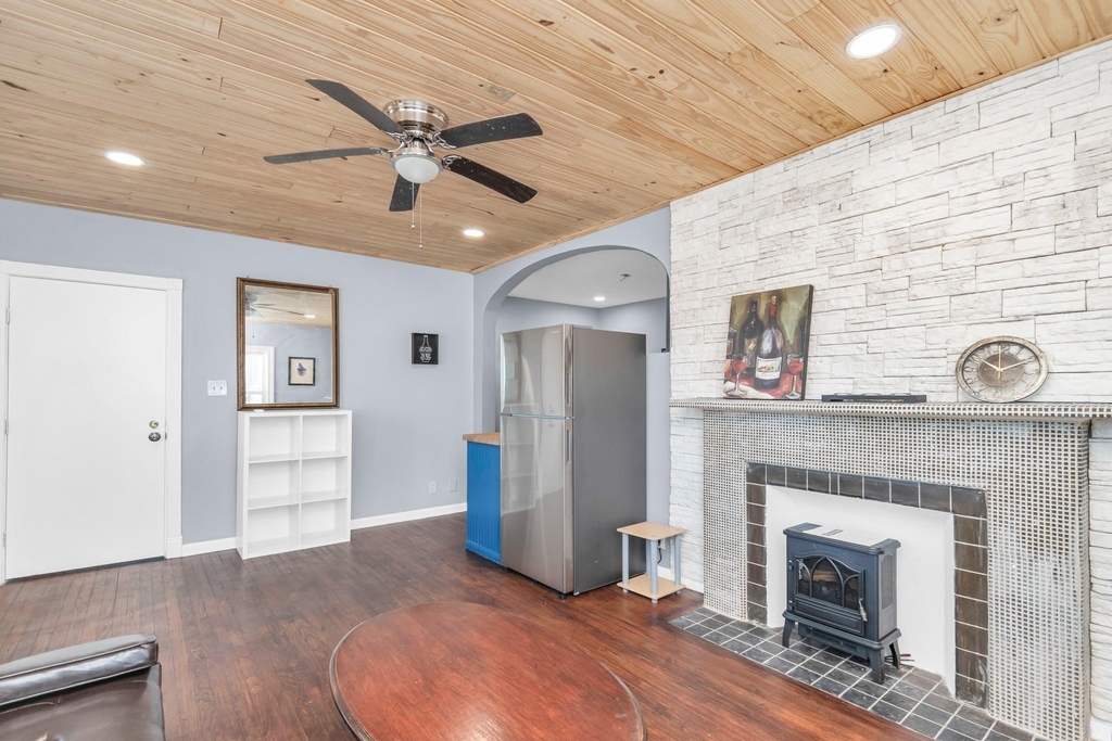 915 8th Street - Photo 10