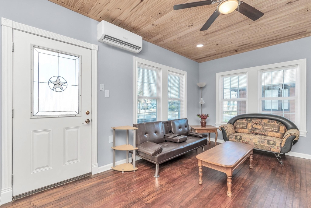 915 8th Street - Photo 12