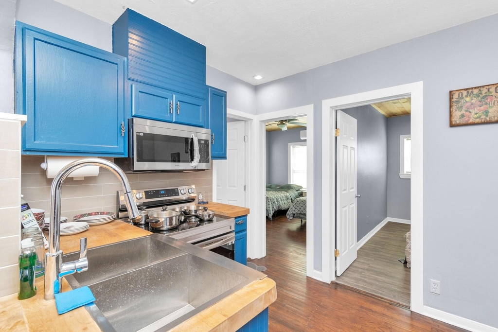 915 8th Street - Photo 16