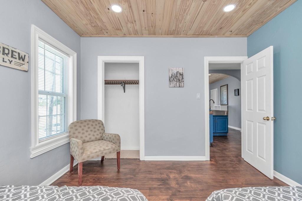 915 8th Street - Photo 34