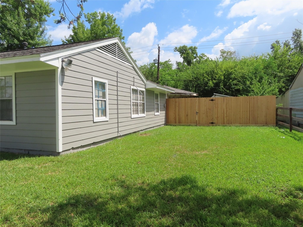 705 Baca Street - Photo 2