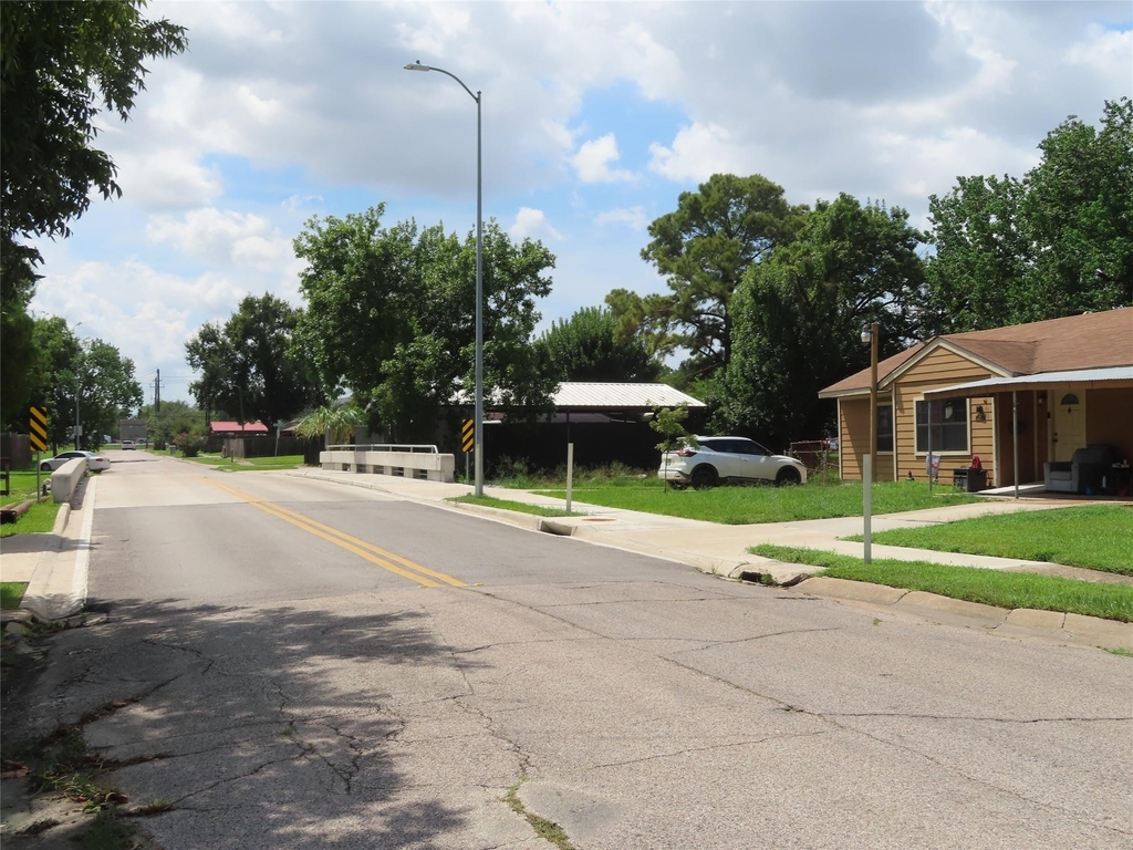 705 Baca Street - Photo 3