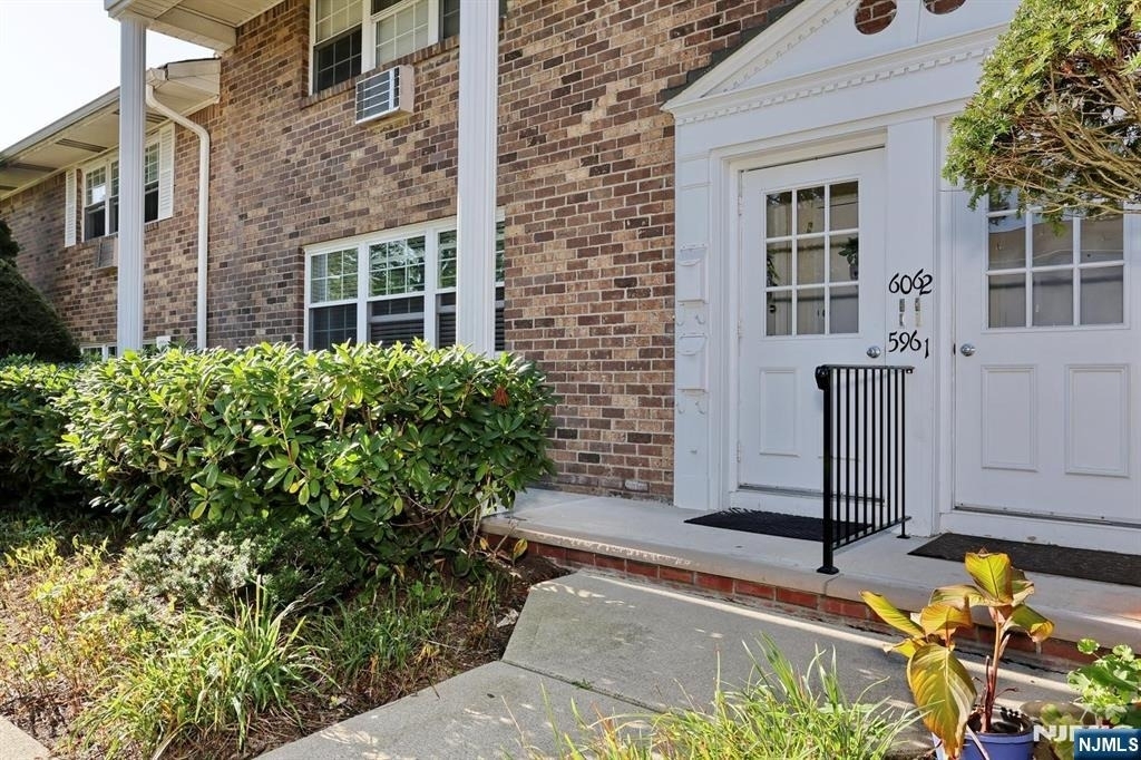 66 S Franklin - Photo 2