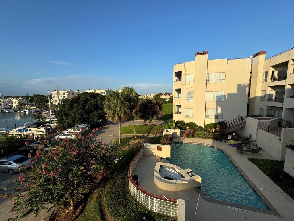 1306 Marina Bay Drive - Photo 2