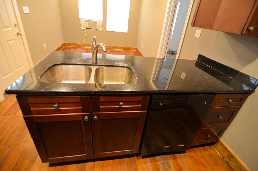 2123 Marion Street - Photo 2