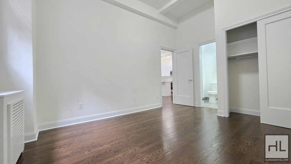 West 68 Street - Photo 4