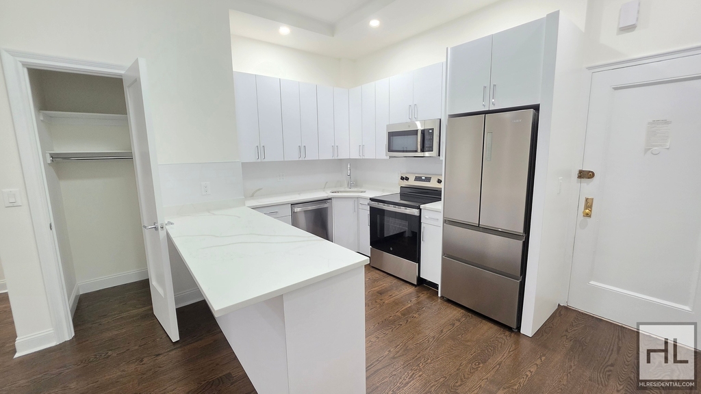 West 68 Street - Photo 1