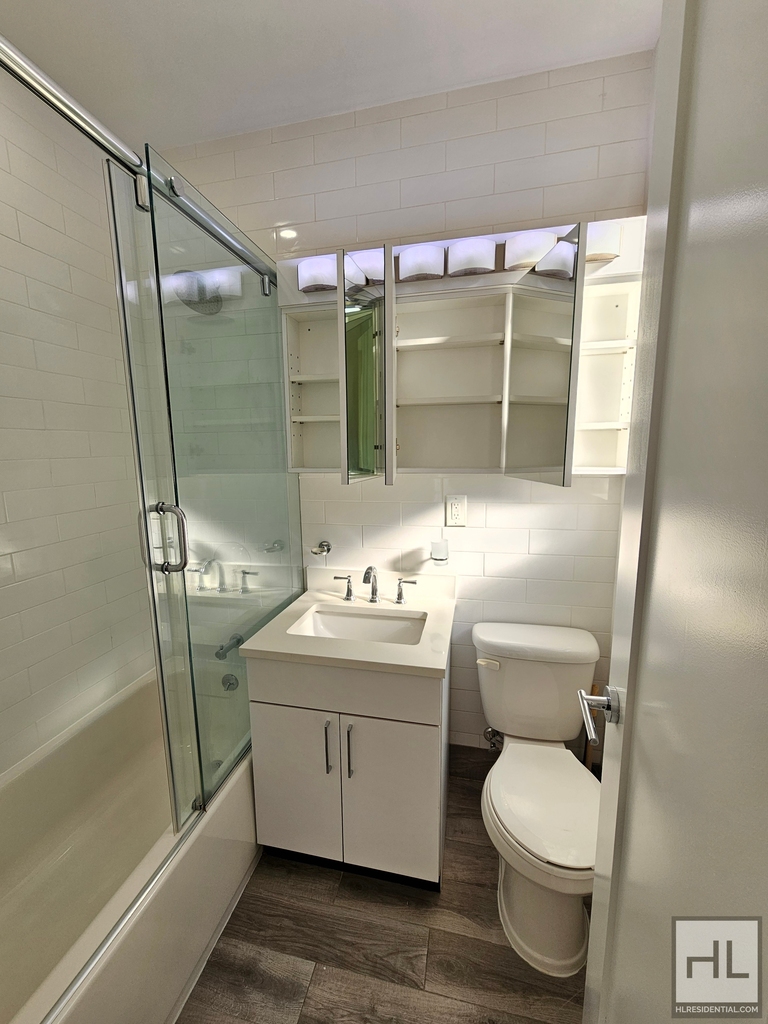 West 12 Street - Photo 5