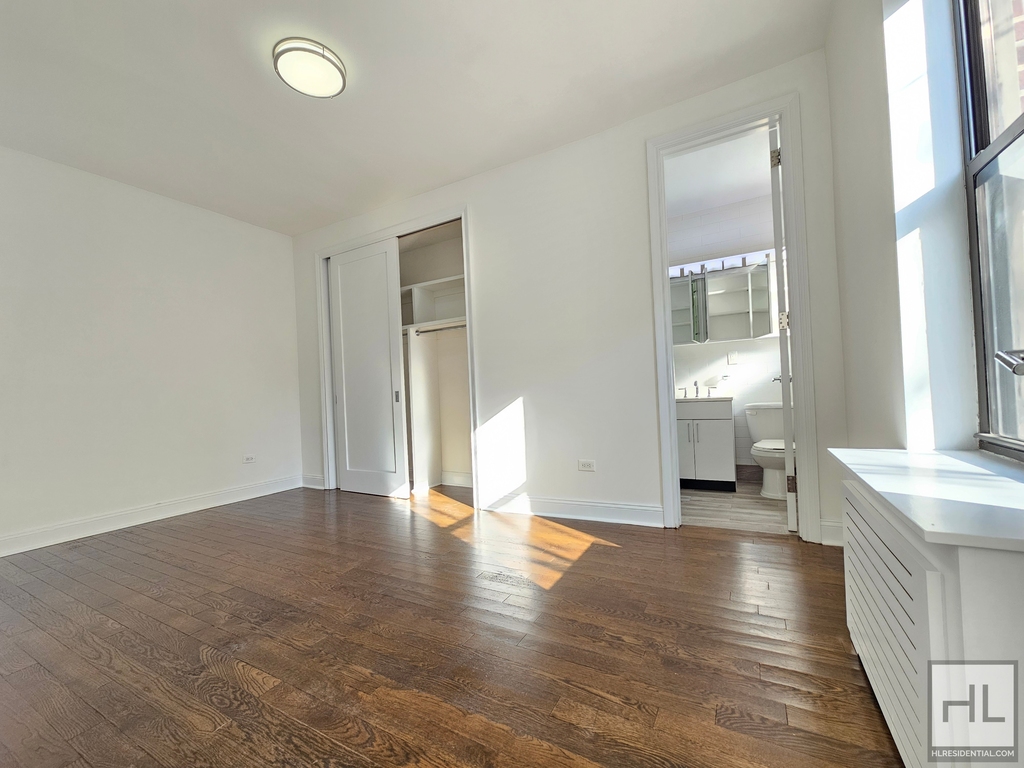 West 12 Street - Photo 3