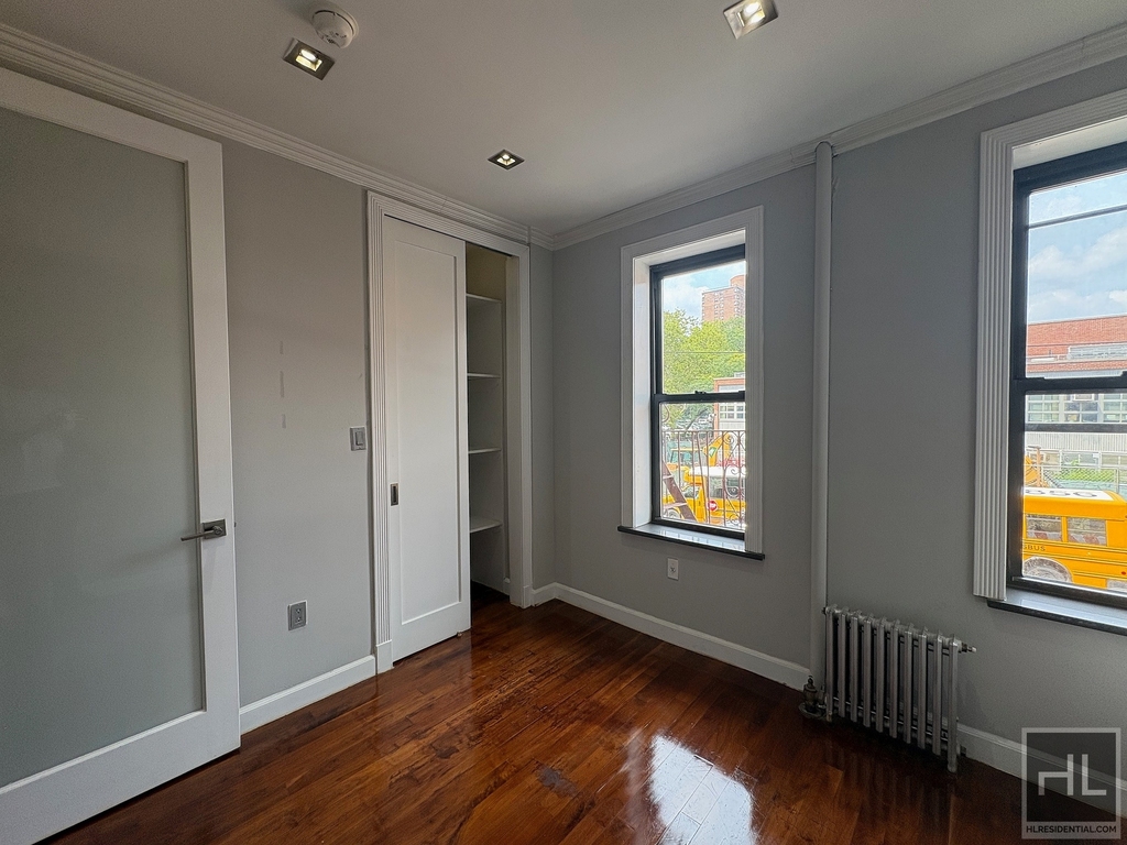 2 Avenue - Photo 0