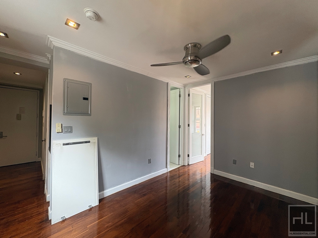 2 Avenue - Photo 2