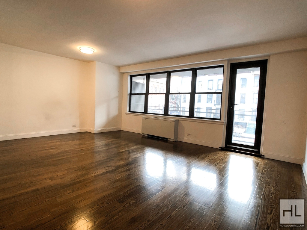 E 82 St - Photo 0