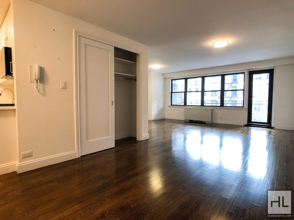 E 82 St - Photo 1