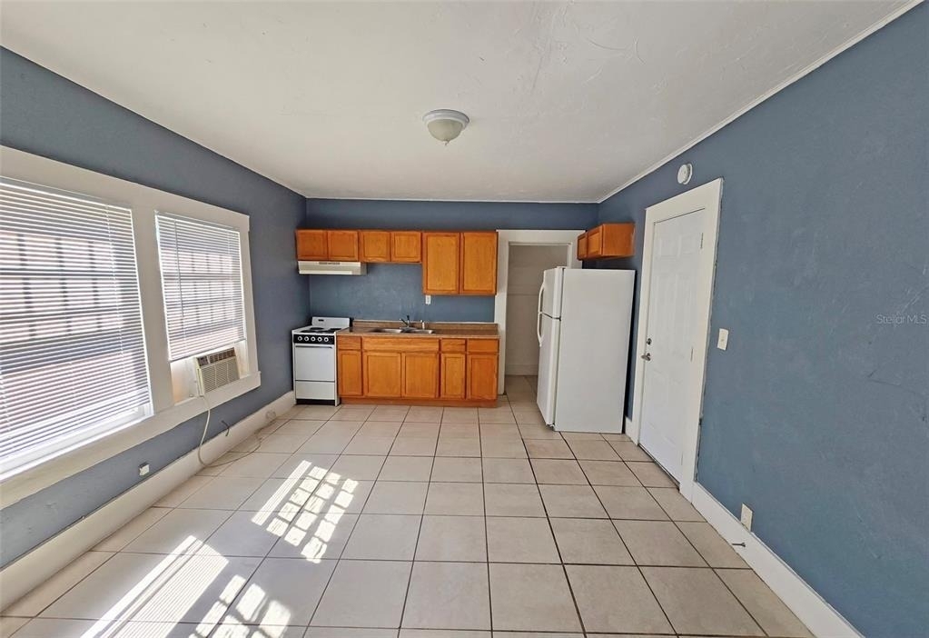 612 26th Street W - Photo 1