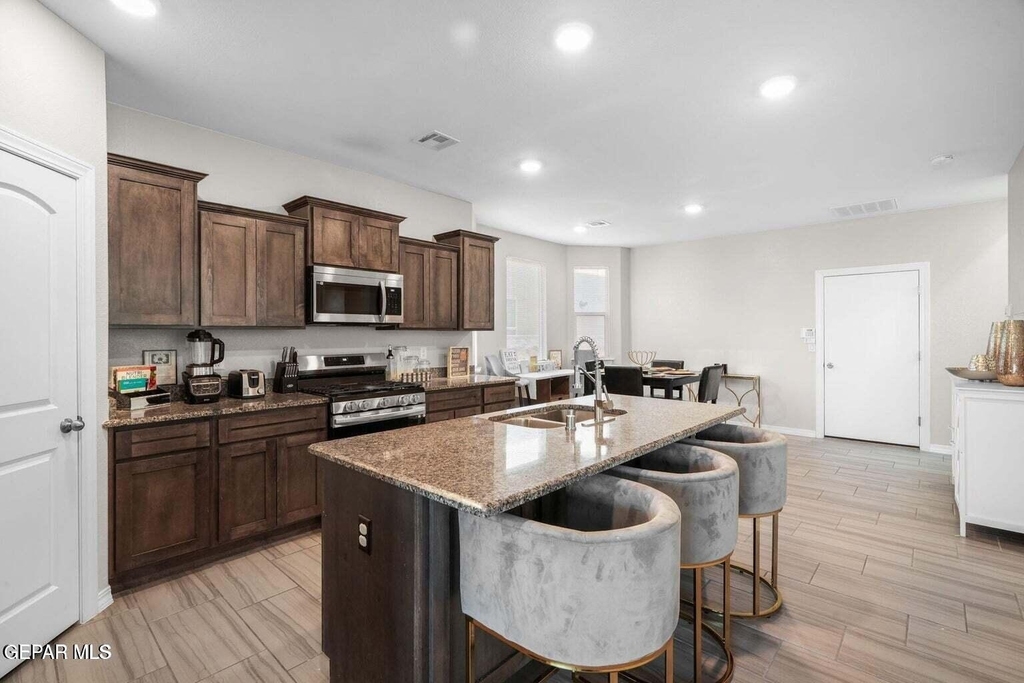 14947 Pebble Hills Boulevard - Photo 8