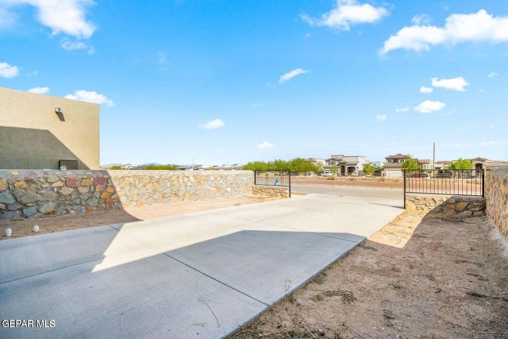 14947 Pebble Hills Boulevard - Photo 36
