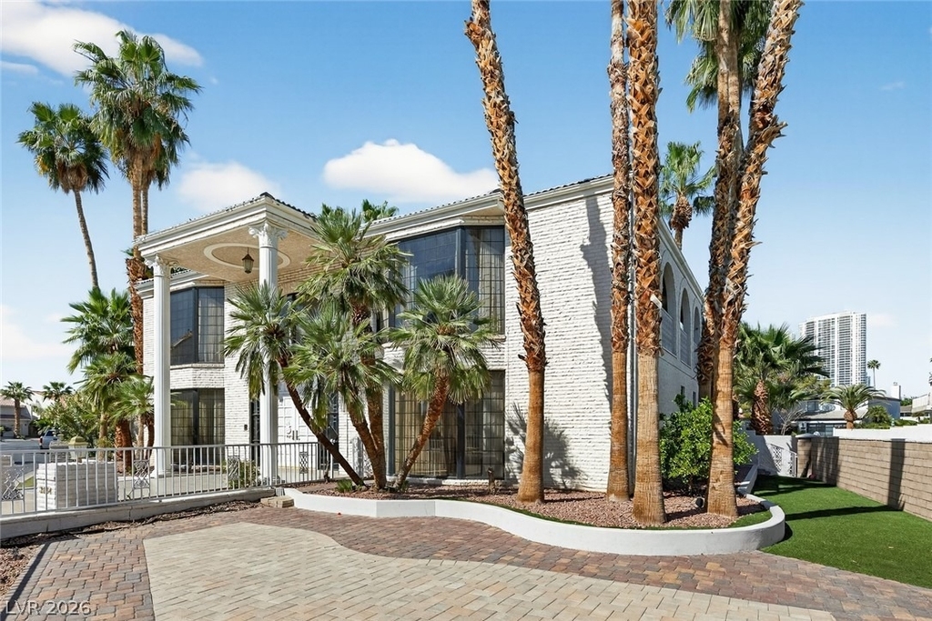 2834 Queens Courtyard - Photo 16