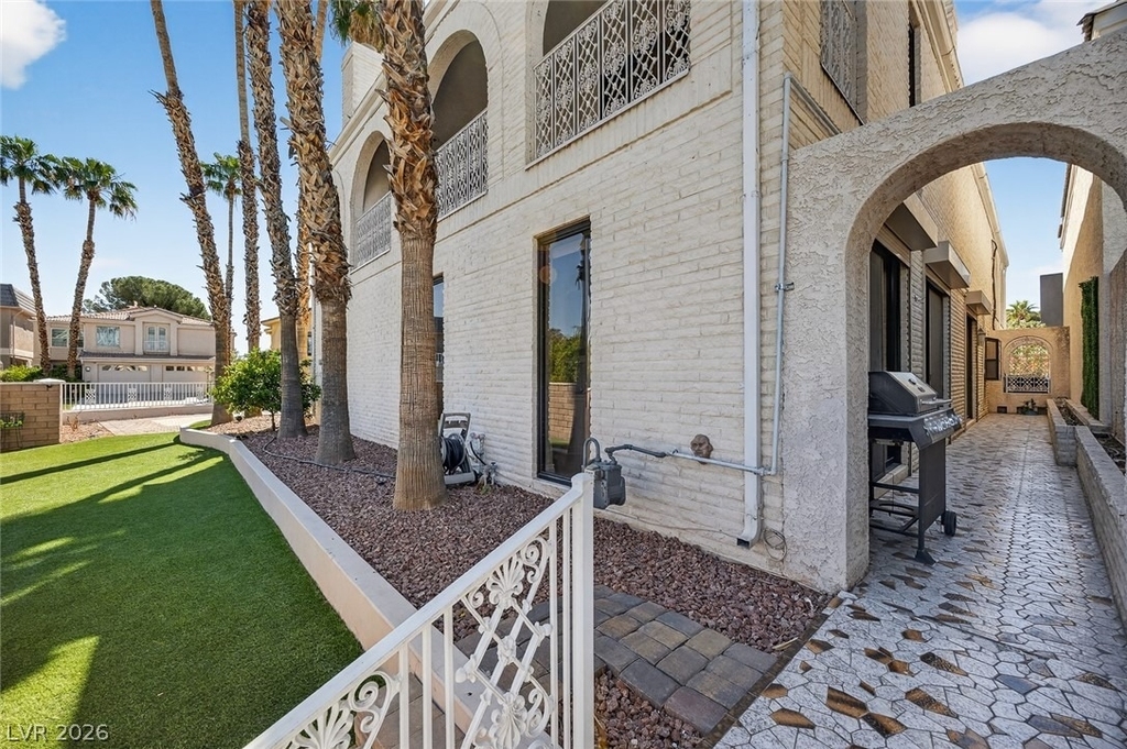 2834 Queens Courtyard - Photo 17