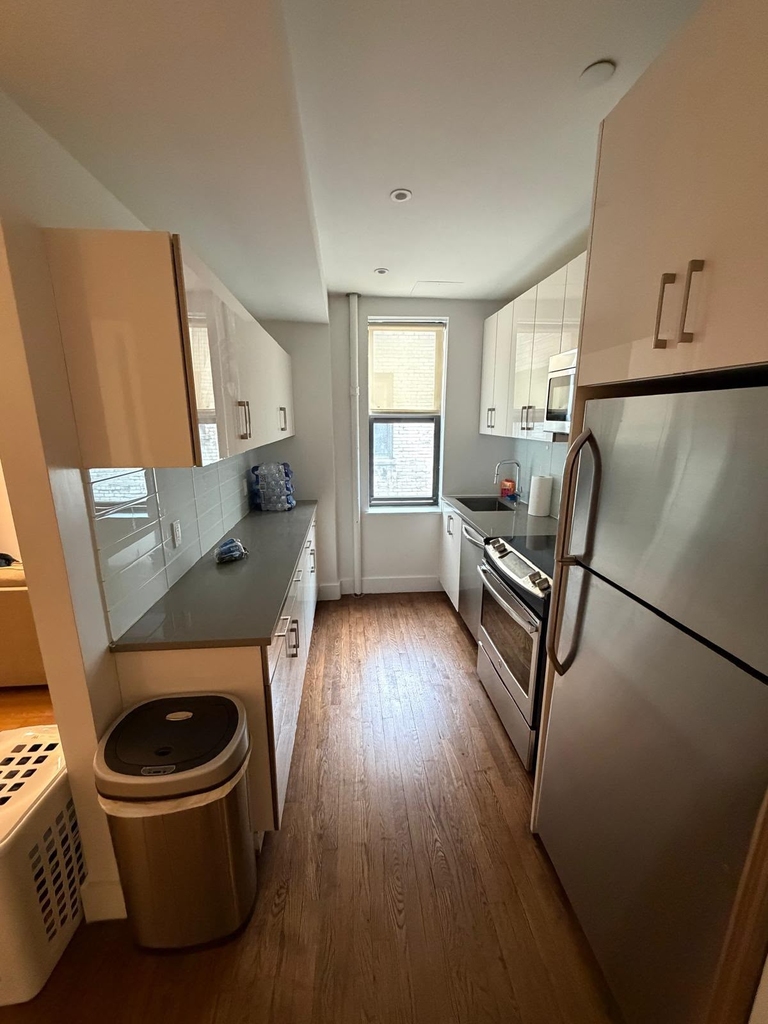 245 West 25th Street - Photo 11