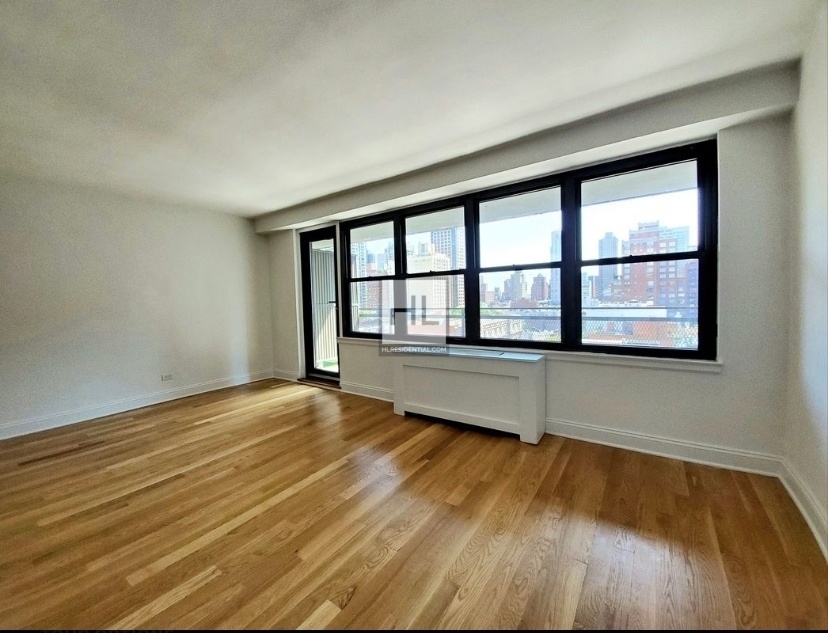 E 82 St - Photo 0