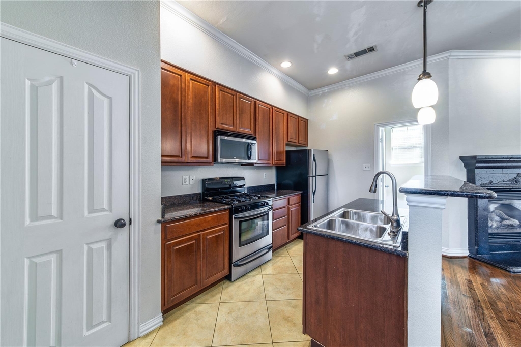 1712 Mary Street - Photo 2