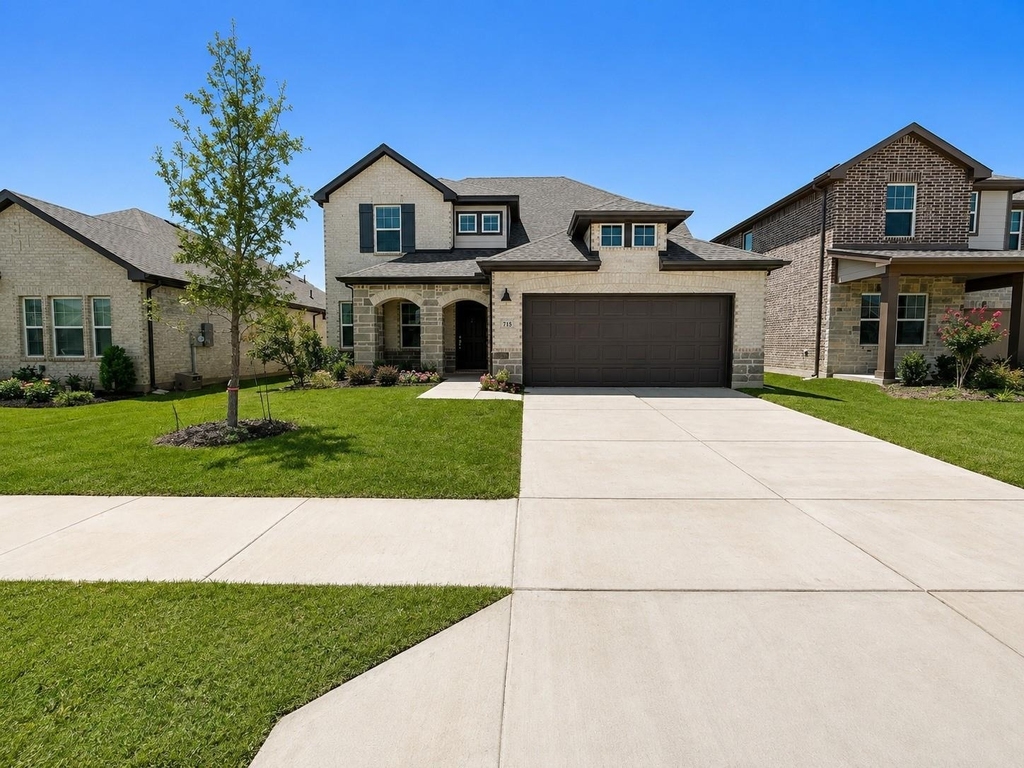 715 Roanoke Drive - Photo 0