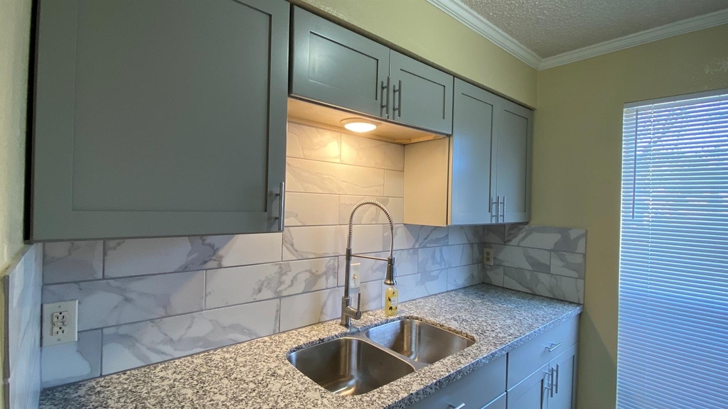 2750 Parkchester Drive - Photo 3
