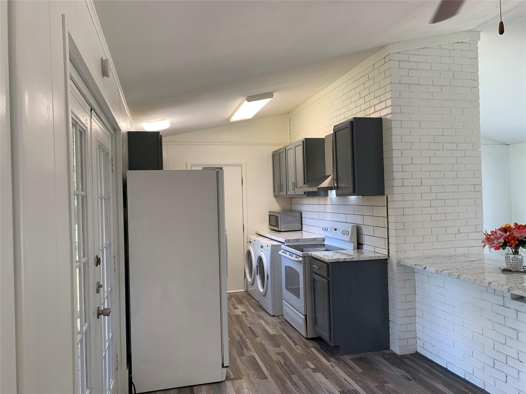 650 Peake - Photo 3