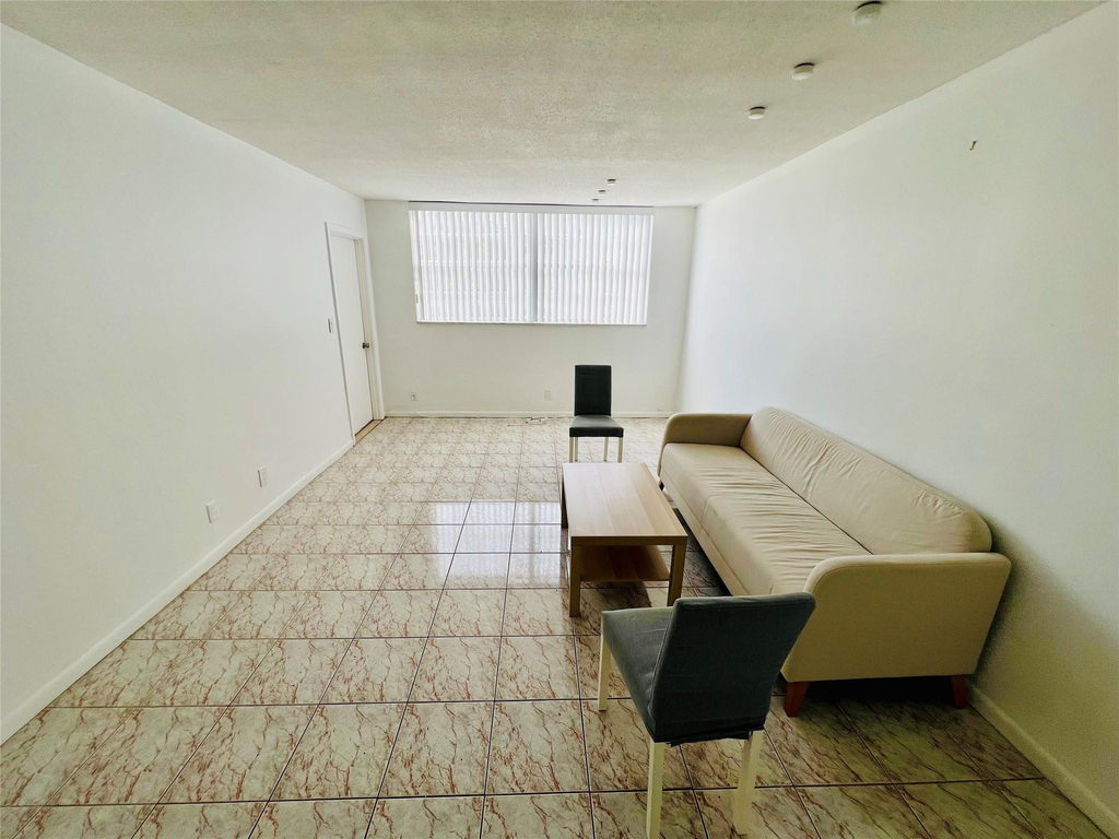 211 Ne 8th Avenue - Photo 1