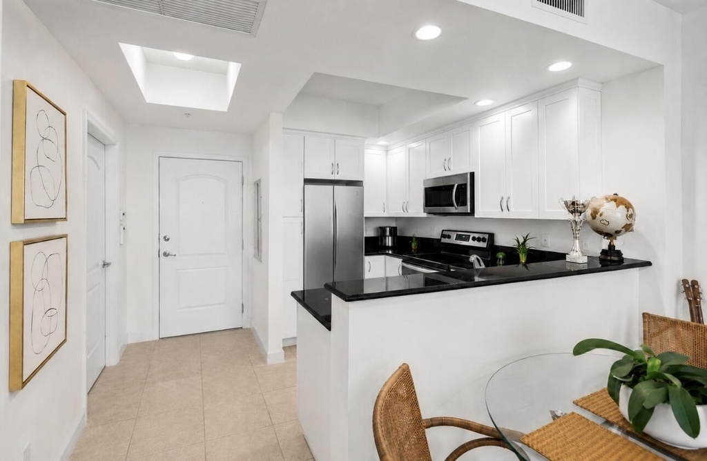 801 S Olive Avenue - Photo 2
