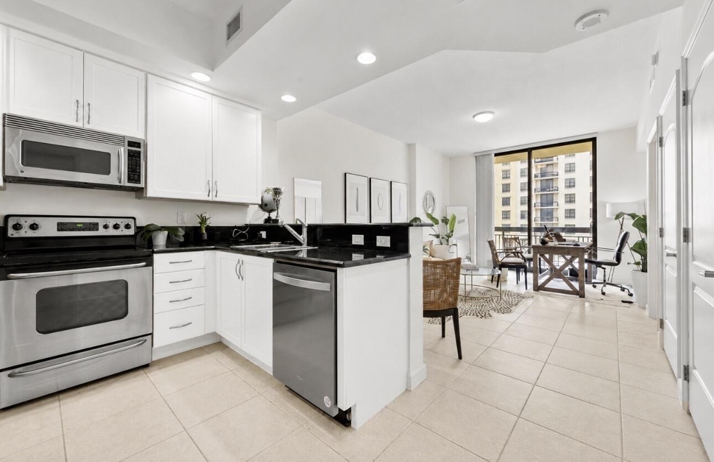 801 S Olive Avenue - Photo 1