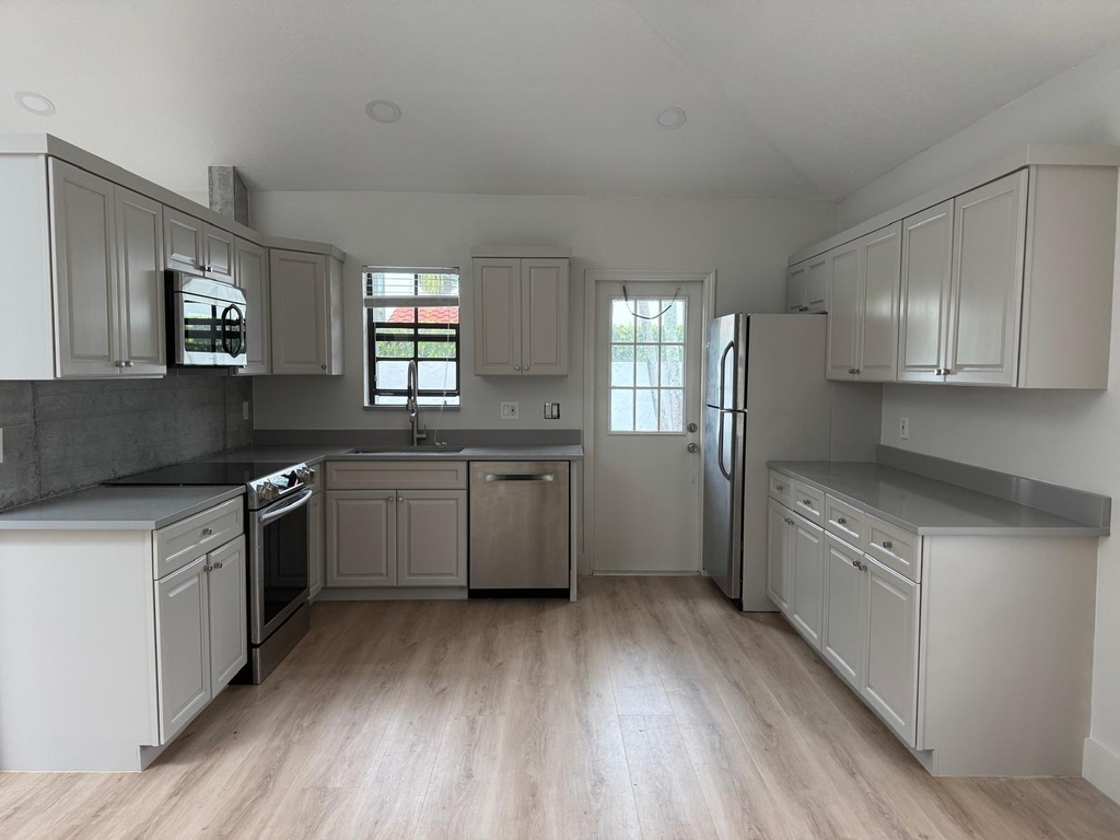 13479 Fountain View Boulevard - Photo 7