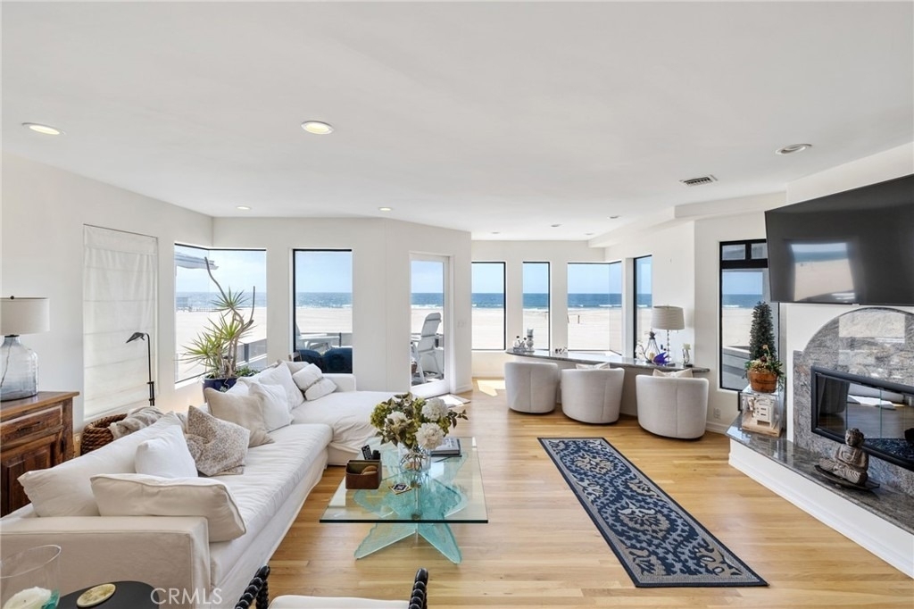 536 The Strand - Photo 2