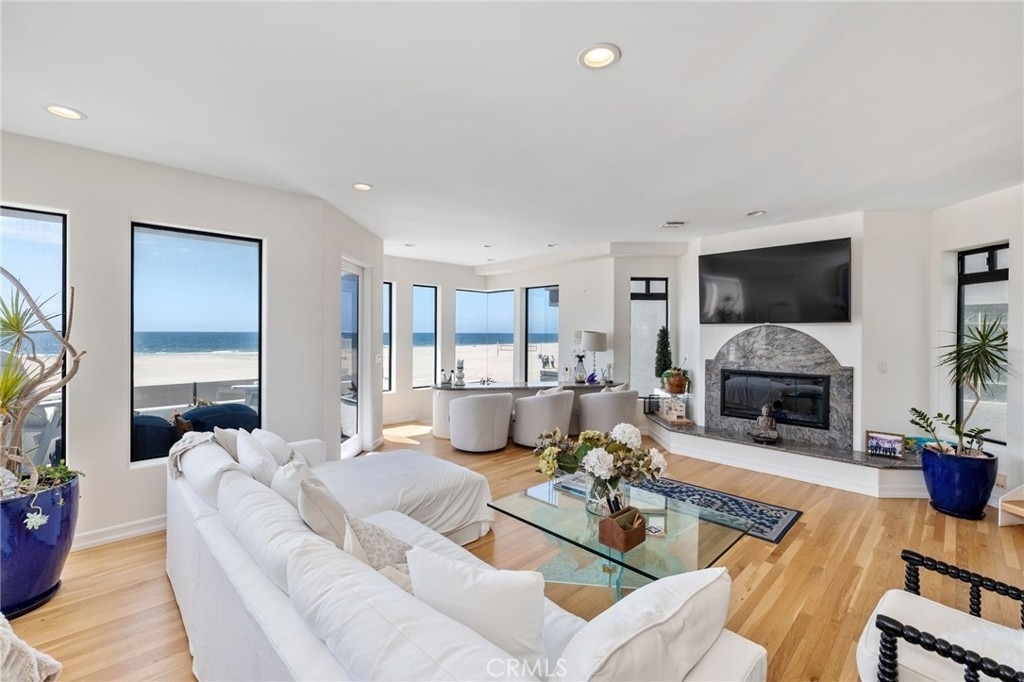 536 The Strand - Photo 1