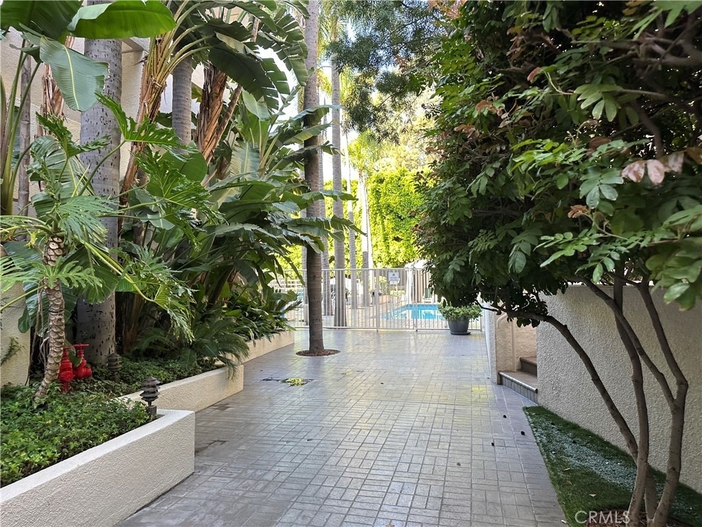 1131 Alta Loma Road - Photo 10