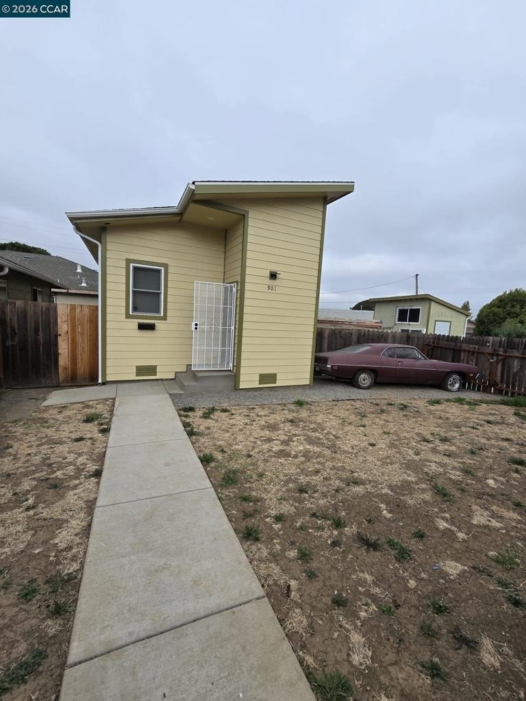 901 Pine St - Photo 0