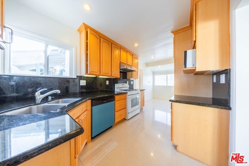 2551 S Bentley Avenue - Photo 5