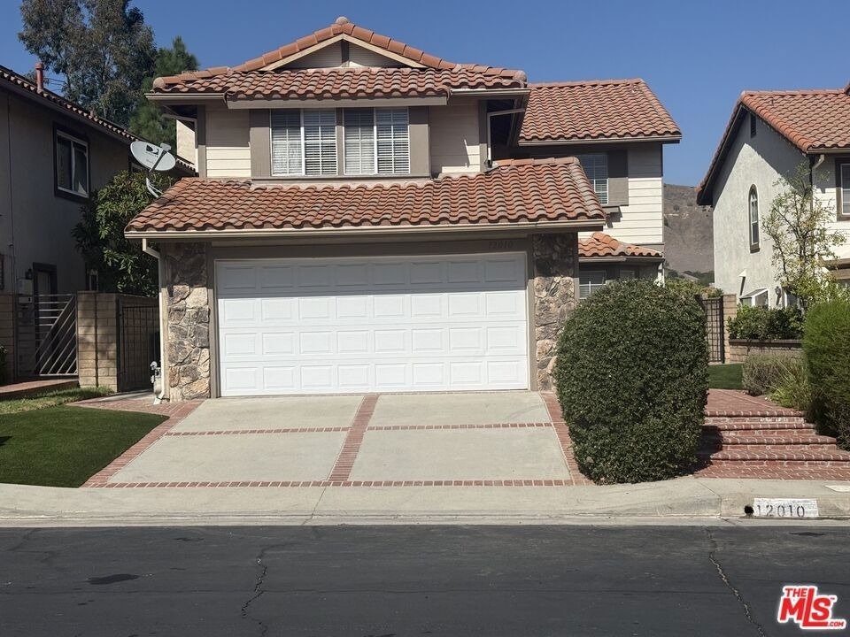 12010 Falcon Ridge Way - Photo 0