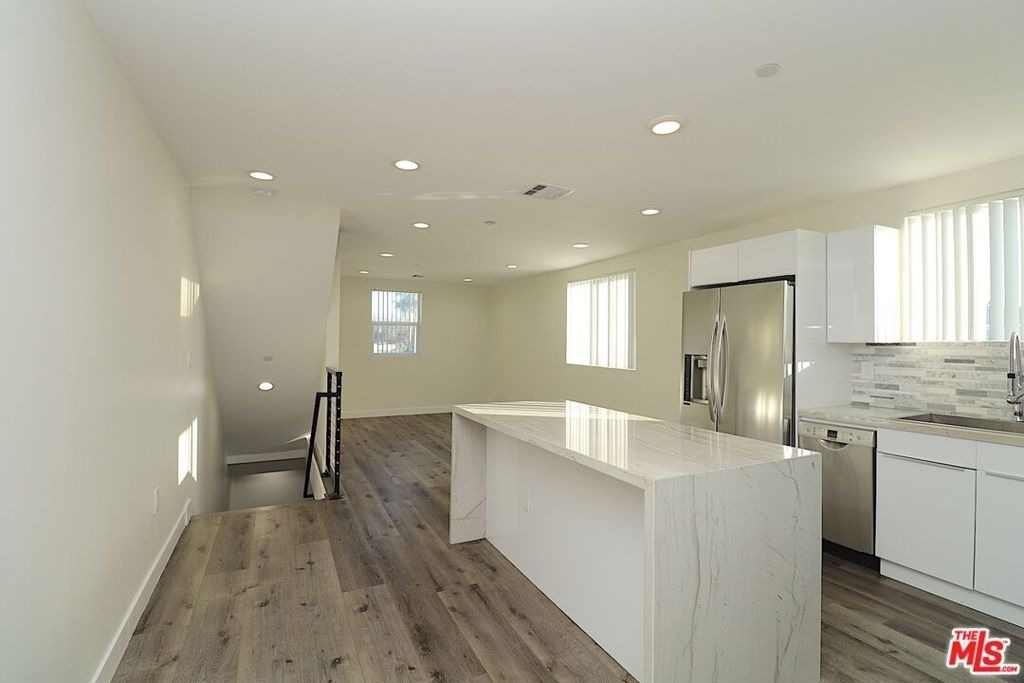 2121 S Burnside Avenue - Photo 11