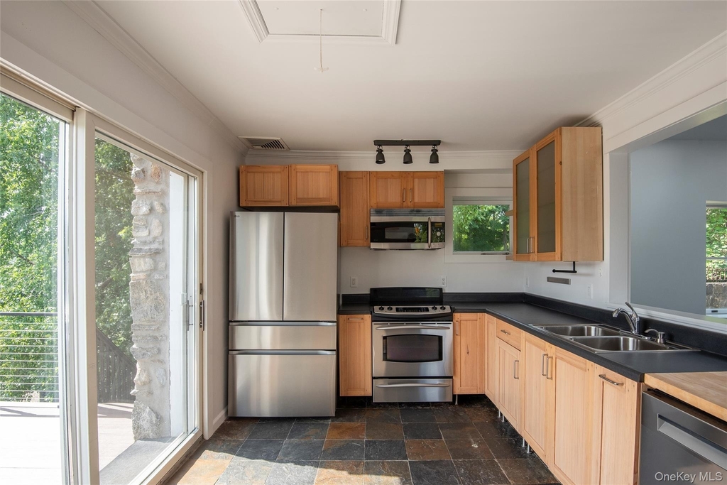 112 W Lake Boulevard - Photo 11